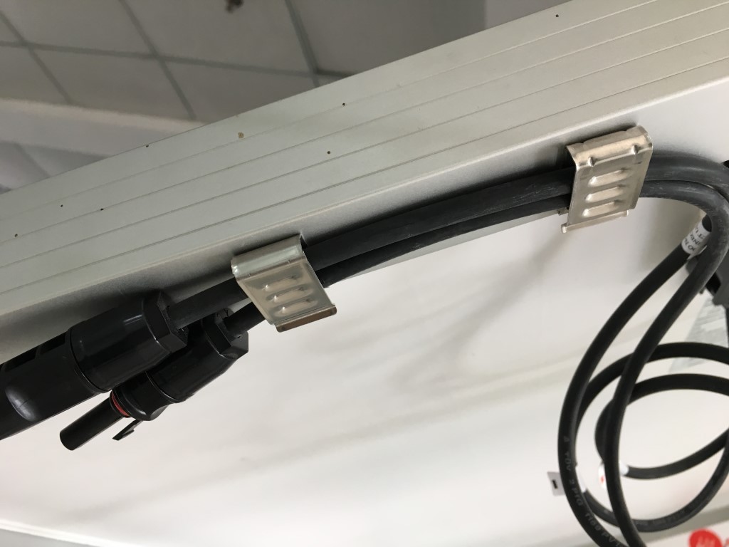 FotoSmall: Estructura_Clip_para_cables_en_marco_panel